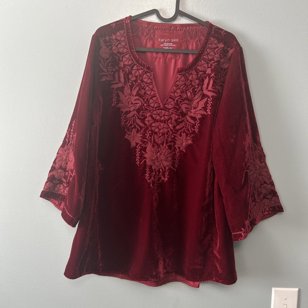 WOMAN'S KARYN SEO M EMBROIDERED V-NECK RED VELVET 3/4 BELL SLEEVE TOP